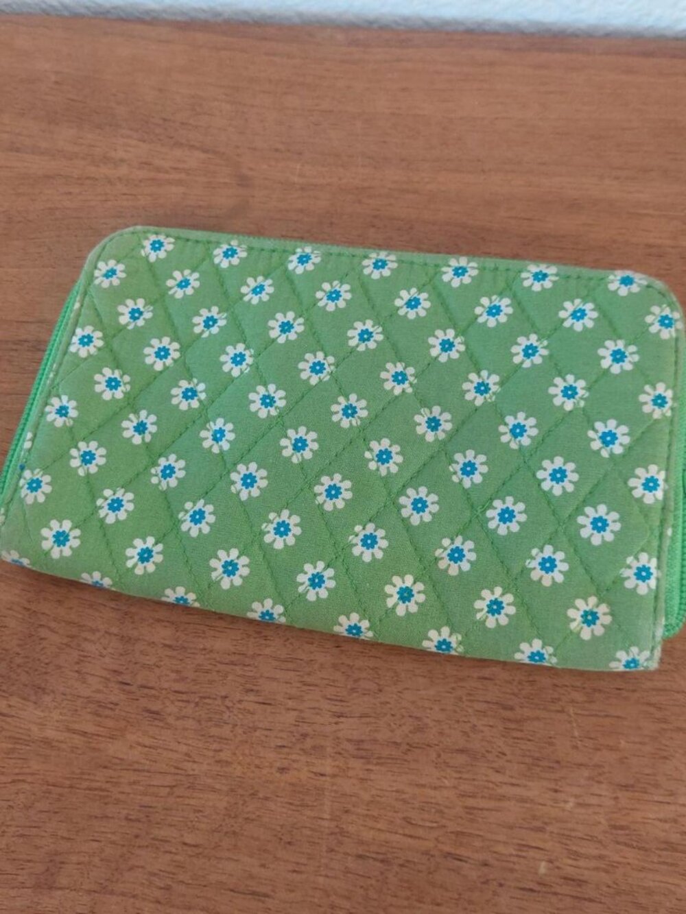 Vera Bradley Apple Green Daisy Zip Around Wallet Quilted Vintage Retired